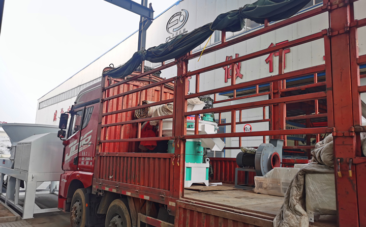 木屑顆粒機(jī)已裝車(chē).jpg